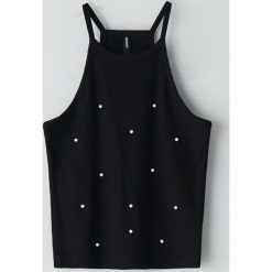 Top z dekoltem halter - Czarny. Czarne topy damskie Cropp, s, bez wzorów, bez kołnierzyka. Za 39,99 zł.