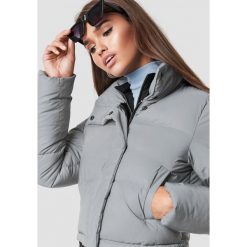 Hannalicious x NA-KD Krótka kurtka ocieplana - Grey. Szare kurtki damskie marki Hannalicious x NA-KD, z materiału. Za 323,95 zł.