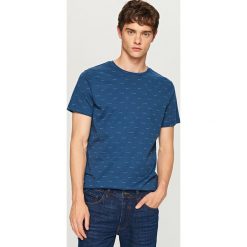 T-shirt z drobnym nadrukiem - Granatowy. Niebieskie t-shirty męskie Reserved, s, z nadrukiem, bez kołnierzyka. Za 39,99 zł.