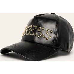 Guess Jeans - Czapka. Czarne czapki damskie Guess Jeans, z aplikacjami, z poliesteru. W wyprzedaży za 179,90 zł.