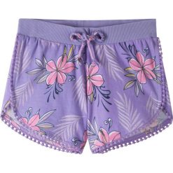 Krótkie spodenki bonprix jasny lila. Fioletowe spodnie dziewczęce bonprix, na lato, w kwiaty, krótkie. Za 34,99 zł.
