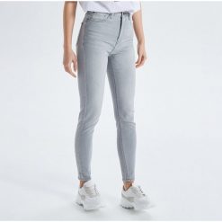 Jeansy High Waist - Jasny szary. Szare jeansy damskie Cropp, bez wzorów, z jeansu, z podwyższonym stanem. Za 89,99 zł.