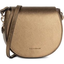 Torebka COCCINELLE - FS7 Alpha Saffiano E1 FS7 15 03 01 Brass J41. Żółte listonoszki damskie Coccinelle, bez wzorów, ze skóry, bez dodatków. Za 899,00 zł.