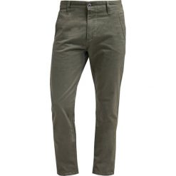Chinosy męskie: DOCKERS ALPHA Spodnie materiałowe olive core