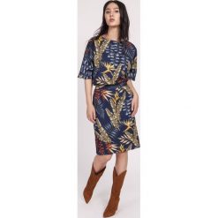 Sukienka kimonowa elegancka granatowa - 40. Sukienki damskie e-margeritka.pl, do pracy, bez wzorów, z poliesteru, eleganckie, bez kołnierzyka, z długim rękawem, długie, midi, ołówkowe. Za 174,99 zł.