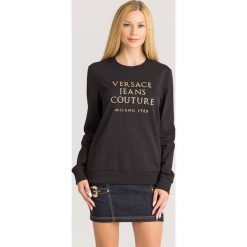 BLUZA VERSACE JEANS COUTURE. Czarne bluzy damskie Versace Jeans Couture, s, z aplikacjami, z bawełny, bez rękawów, bez kaptura. Za 789,00 zł.