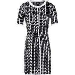 Sukienka dzianinowa Just Cavalli S02CT0916. Czarne sukienki damskie Just Cavalli, s, bez wzorów, z poliesteru, bez kołnierzyka, bez rękawów. W wyprzedaży za 859,00 zł.
