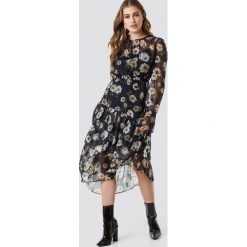 NA-KD Boho Asymetryczna sukienka z falbaną - Blue. Niebieskie sukienki damskie marki NA-KD Boho, bez wzorów, z szyfonu, boho, z asymetrycznym kołnierzem, z długim rękawem, długie, maxi, asymetryczne. Za 202,95 zł.