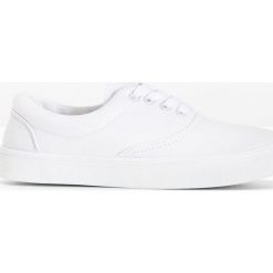 Sneakersy bonprix biały. Białe sneakersy męskie bonprix, na sznurówki. Za 54,99 zł.
