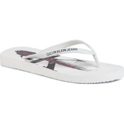 Japonki CALVIN KLEIN JEANS - Dorinda B4R0905 White. Białe klapki damskie Calvin Klein Jeans, bez wzorów, z jeansu, bez obcasa. Za 119,00 zł.
