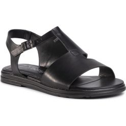 Sandały BETSY - 907020/03-01E Black. Czarne klapki damskie Betsy, bez wzorów, ze skóry ekologicznej, bez obcasa. W wyprzedaży za 129,00 zł.