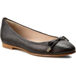 Baleriny CLARKS - Grace Lily 261230524 Black Leather. Czarne baleriny damskie Clarks, na co dzień, bez wzorów, ze skóry, bez obcasa, bez zapięcia. W wyprzedaży za 249,00 zł.