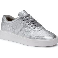 Sneakersy CLARKS - Hero Walk. 261511574 Silver Metallic. Szare półbuty damskie Clarks, na co dzień, bez wzorów, ze skóry, bez obcasa, na płaskiej podeszwie, bez zapięcia. Za 429,00 zł.