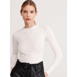 Sweter z prażkowanej dzianiny - Kremowy. Białe swetry damskie Reserved, s, bez wzorów, z dzianiny, bez rękawów, bez kaptura. Za 79,99 zł.