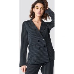 Emilie Briting x NA-KD Marynarka w prążki - Black. Czarne marynarki damskie marki Emilie Briting x NA-KD, bez wzorów, z tkaniny. W wyprzedaży za 121,77 zł.