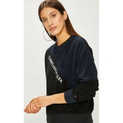 Tommy Hilfiger - Bluza. Niebieskie bluzy damskie z nadrukiem marki TOMMY HILFIGER, s, z bawełny, bez kaptura. W wyprzedaży za 399,90 zł.