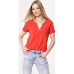 Czerwona Bluzka Fussing. Czerwone bluzki damskie Born2be, xl, w paski, z dzianiny, z okrągłym kołnierzem, z krótkim rękawem. Za 29,99 zł.