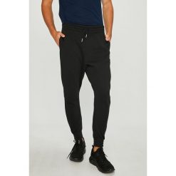 Reebok Classic - Spodnie. Czarne spodnie męskie Reebok Classic, na co dzień, xl, bez wzorów, z bawełny, casualowe. W wyprzedaży za 179,90 zł.