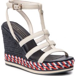 Espadryle TOMMY HILFIGER Colorful Rope Wedge Sandal FW0FW03821. Białe espadryle damskie TOMMY HILFIGER, bez wzorów, bez obcasa. W wyprzedaży za 229,00 zł.