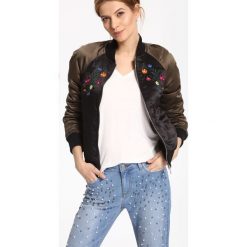 Kurtka krótka damska satynowa z zamkiem. Zielone kurtki sportowe damskie Top Secret, na lato, z aplikacjami, z satyny, krótkie, bez kaptura. W wyprzedaży za 59,99 zł.