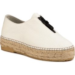 Espadryle QUAZI - QZ-50-04-000466 102. Białe espadryle damskie QUAZI, na co dzień, bez wzorów, ze skóry ekologicznej, bez obcasa, na płaskiej podeszwie, bez zapięcia. W wyprzedaży za 169,00 zł.