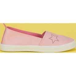 Kylie różowe Wsuwane Trampki. Różowe trampki dziewczęce KYLIE, na lato, z aplikacjami, z jeansu, bez zapięcia. Za 64,90 zł.