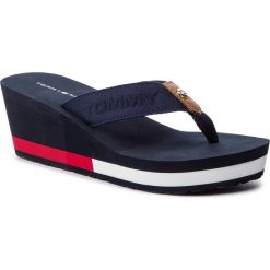 Japonki TOMMY HILFIGER - Flag Wedge Beach Sandal FW0FW03863 Rwb 020. Niebieskie klapki damskie TOMMY HILFIGER, bez wzorów, ze skóry, bez obcasa, na obcasie. Za 229,00 zł.