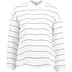 Lacoste STRIPE WOVEN LOGO Bluzka white. Białe bluzki damskie marki Lacoste, bez wzorów, z poliesteru, bez kołnierzyka, bez rękawów. W wyprzedaży za 369,85 zł.