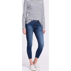 Lee - Jeansy Scarlett. Niebieskie jeansy damskie rurki marki Lee. W wyprzedaży za 249,90 zł.