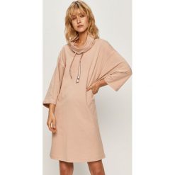 Armani Exchange - Sukienka. Czarne sukienki damskie Armani Exchange, na co dzień, s, bez wzorów, z bawełny, casualowe, z okrągłym kołnierzem, bez rękawów, mini, proste. W wyprzedaży za 349,90 zł.