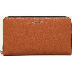 Calvin Klein - Portfel. Czarne portfele damskie Calvin Klein, bez wzorów, ze skóry ekologicznej. W wyprzedaży za 299,90 zł.