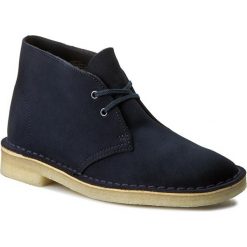 Botki CLARKS - Desert Boot. 261186184 Dark Navy Suede. Niebieskie botki damskie skórzane marki Clarks, na obcasie. W wyprzedaży za 299,00 zł.