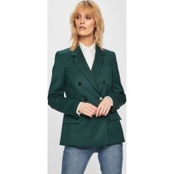 Calvin Klein - Żakiet. Zielone marynarki damskie Calvin Klein, bez wzorów, z elastanu. W wyprzedaży za 869,90 zł.