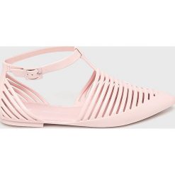 Melissa - Sandały Kate + Jason Wu. Różowe klapki damskie Melissa, bez wzorów, z gumy, bez obcasa, na obcasie. W wyprzedaży za 329,90 zł.
