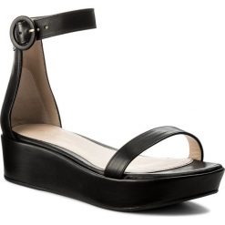 Sandały Stuart Weitzman Capri XL17427. Czarne klapki damskie Stuart Weitzman, bez wzorów, bez obcasa. W wyprzedaży za 859,00 zł.
