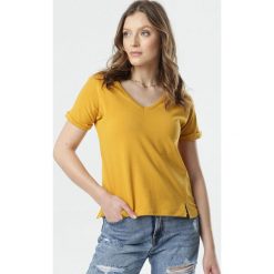 Camelowy T-shirt Echiseise. Brązowe bluzki damskie Born2be, s, bez wzorów, z dzianiny, bez kołnierzyka, z krótkim rękawem. Za 39,99 zł.