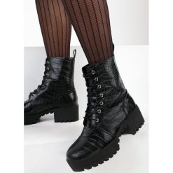 Czarne Wężowe Botki Shyvynia. Czarne botki damskie Born2be, bez obcasa, bez zapięcia. Za 149,99 zł.