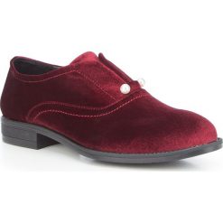 Buty damskie. Czerwone półbuty damskie Wittchen, bez wzorów, ze skóry, eleganckie, bez obcasa, bez zapięcia. W wyprzedaży za 279,90 zł.