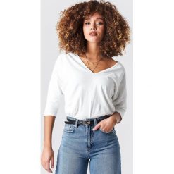 Rut&Circle V-neck Top - White. Białe topy damskie marki Rut&Circle, bez wzorów, z materiału, bez kołnierzyka. Za 80,95 zł.