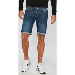 Guess Jeans - Szorty. Niebieskie spodenki i szorty męskie marki Guess Jeans, m, z aplikacjami, z elastanu, casualowe. Za 319,90 zł.