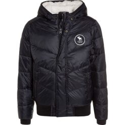 Abercrombie & Fitch CORE PUFFER Kurtka zimowa solid black. Czarne kurtki chłopięce marki Abercrombie & Fitch, na zimę, z nylonu. W wyprzedaży za 295,20 zł.