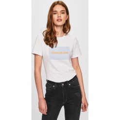 Calvin Klein Jeans - Top. Pomarańczowe bluzki damskie Calvin Klein Jeans, s, z nadrukiem, z bawełny, z okrągłym kołnierzem. W wyprzedaży za 119,90 zł.
