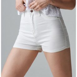 Jeansowe szorty high waist - Biały. Białe szorty damskie Cropp, bez wzorów, z jeansu, z podwyższonym stanem. W wyprzedaży za 34,99 zł.
