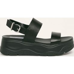 Steve Madden - Sandały skórzane Rave. Czarne klapki damskie Steve Madden, bez wzorów, ze skóry, bez obcasa, na obcasie. Za 429,90 zł.