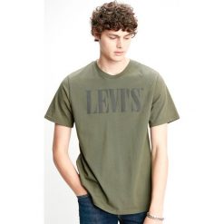 Levi's Relaxed Graphic Koszulka Zielony. Zielone podkoszulki męskie Levi's®, s, z nadrukiem, z bawełny, bez kołnierzyka, krótkie. Za 102,95 zł.