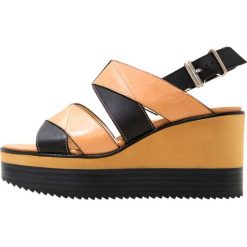Jil Sander Navy Sandały na platformie apricot/black. Czarne sandały damskie marki Jil Sander Navy, z gumy, na platformie. W wyprzedaży za 867,30 zł.