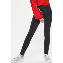 Jegginsy - Szary. Szare jeansy damskie Cropp, bez wzorów, z jeansu. W wyprzedaży za 39,99 zł.