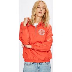 Tommy Jeans - Kurtka. Czerwone kurtki damskie jeansowe marki Tommy Jeans, s, z kapturem. W wyprzedaży za 299,90 zł.