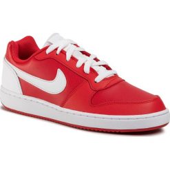 Buty NIKE - Ebernon Low AQ1775 600 University Red/White. Czerwone półbuty męskie Nike, na co dzień, bez wzorów, ze skóry, bez zapięcia. Za 249,00 zł.