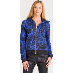BLUZA VERSACE JEANS COUTURE. Niebieskie bluzy damskie Versace Jeans Couture, z aplikacjami, z bawełny, bez rękawów, z kapturem. Za 1569,00 zł.